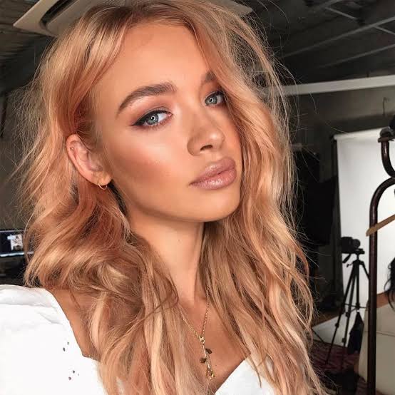 Creamy Strawberry Blonde Collarbone Waves — Trendy Strawberry Blonde Hair