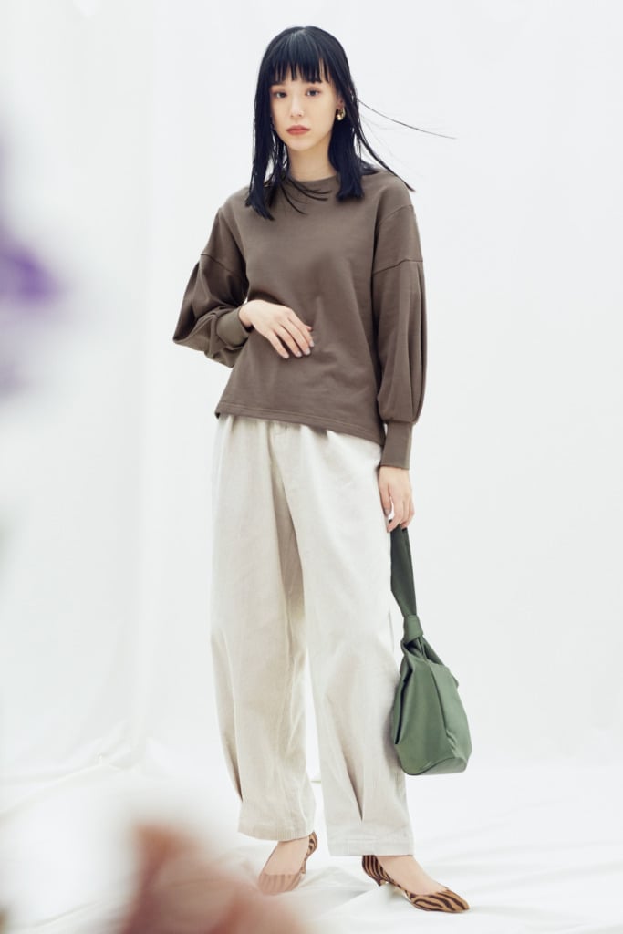 Brown Sweatshirt with Balloon Sleeves and Linen Pants — Trendy Sweatshirt Outfits Women