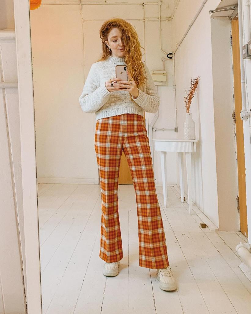 Gray Oversized Sweatshirt with Plaid Flare Pants — Trendy Sweatshirt Outfits Women