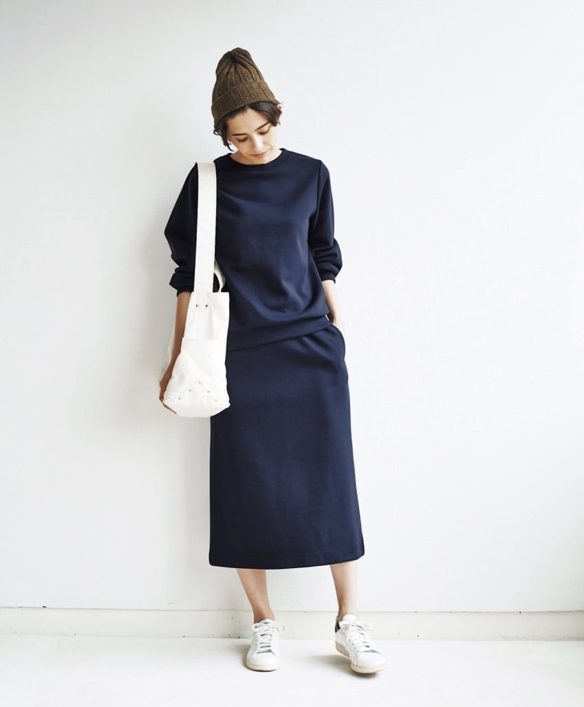 Navy Sweatshirt and Skirt Set with Sneakers — Trendy Sweatshirt Outfits Women