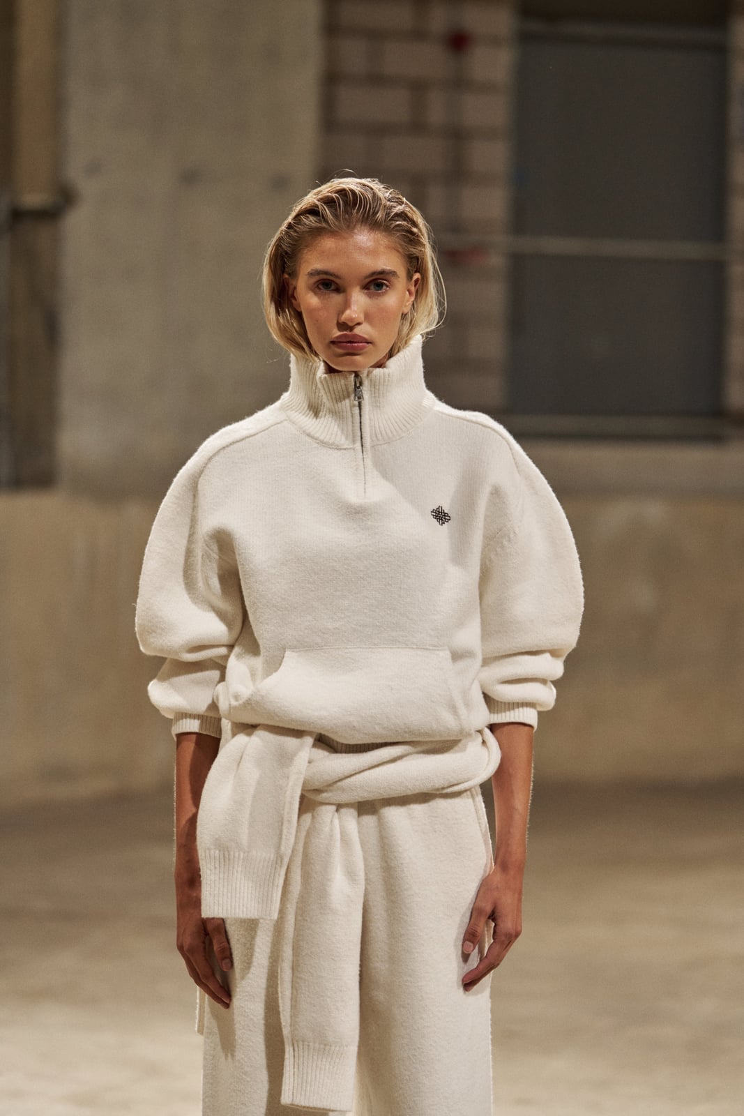 White Textured Knit Sweatshirt with Voluminous Sleeves — Trendy Sweatshirt Outfits Women