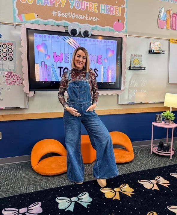 Denim Overalls With Floral Top Denim Overalls With Floral Top — Trendy Teacher Outfits Elementary