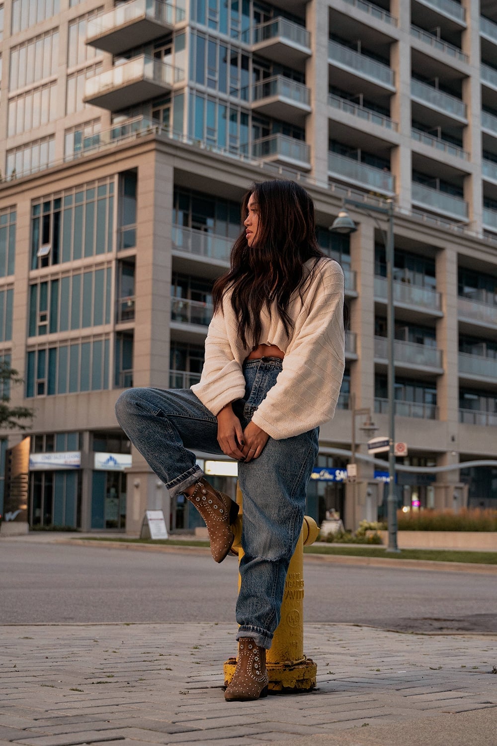 Cropped Sweater with Baggy Cuffed Jeans and Embellished Ankle Boots Cropped Sweater with Baggy Cuffed Jeans and Embellished Ankle Boots — Trendy Tomboy Outfits