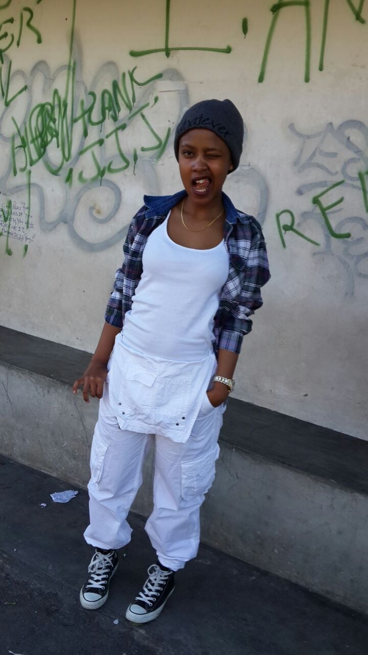 White Overalls with a Plaid Shirt and Beanie, Close-Up Take White Overalls with a Plaid Shirt and Beanie, Close-Up Take — Trendy Tomboy Outfits