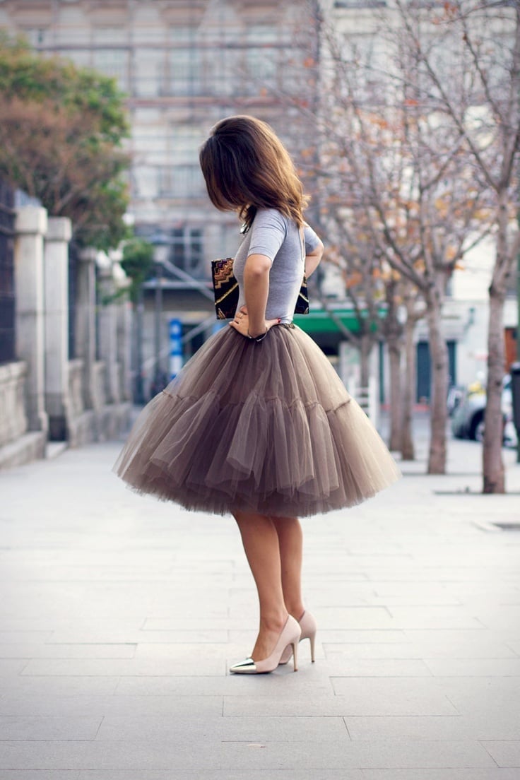Voluminous Gray Tulle Skirt With T-Shirt — Trendy Tulle Skirt Outfits