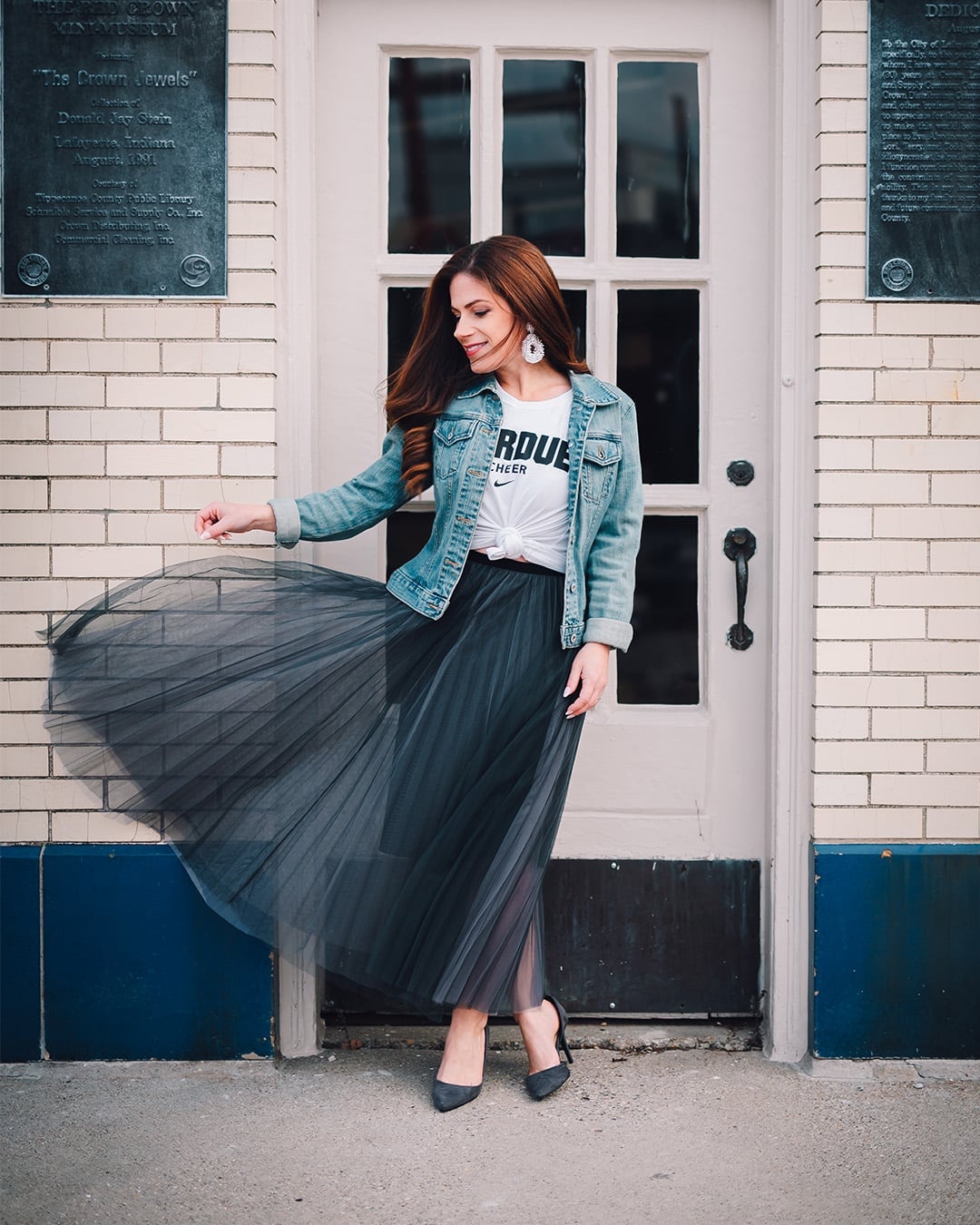Flowing Gray Tulle Maxi Skirt With Graphic Tee, Close-Up Take — Trendy Tulle Skirt Outfits