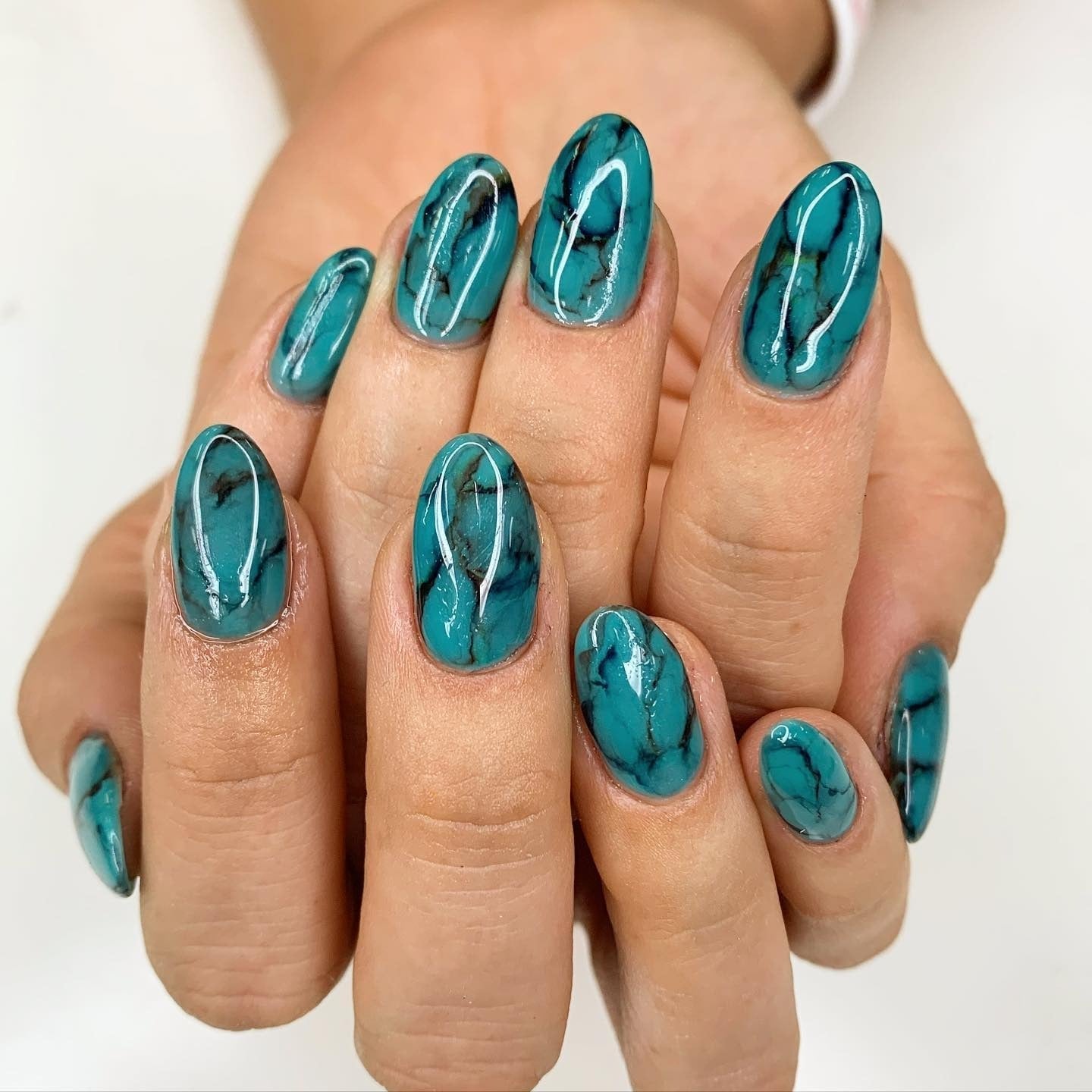 Short Almond Vibrant Teal Cat Eye Nails — Trendy Turquoise Nails