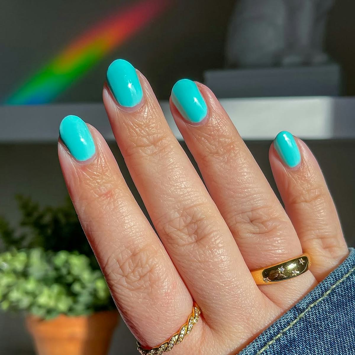Short Oval Medium Turquoise Glossy Nails — Trendy Turquoise Nails