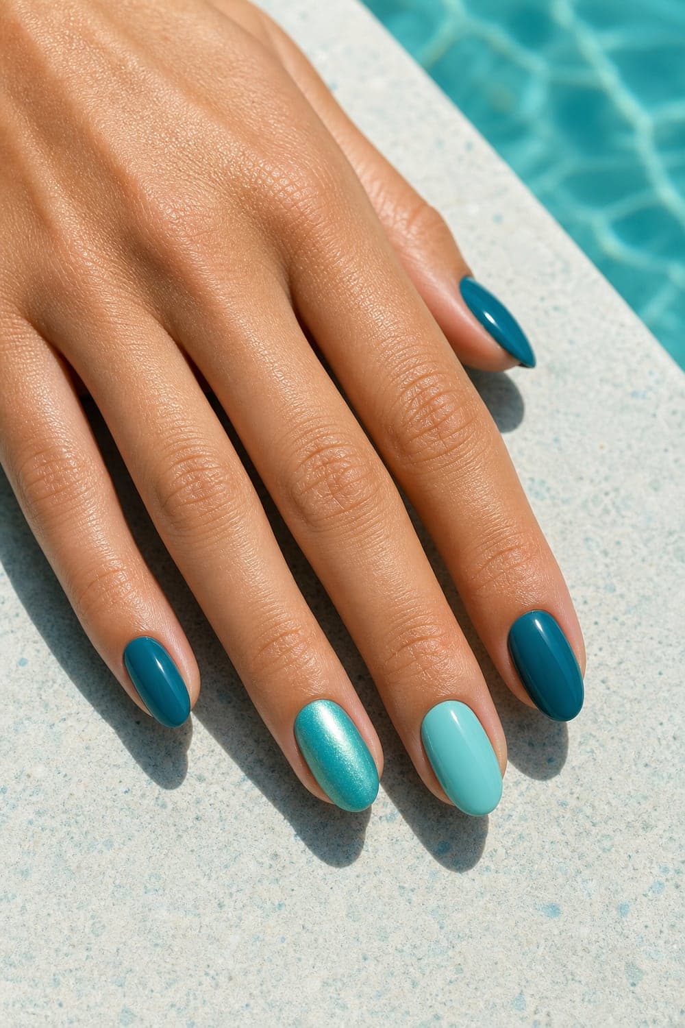 Short Oval Bright Turquoise Glossy Nails, Teal — Trendy Turquoise Nails