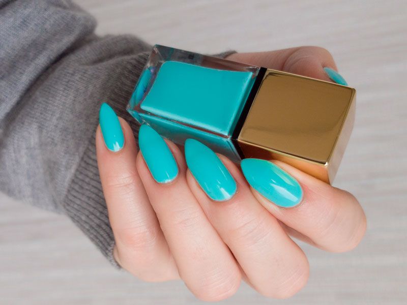 Medium Sharp Almond Vibrant Turquoise Nails — Trendy Turquoise Nails