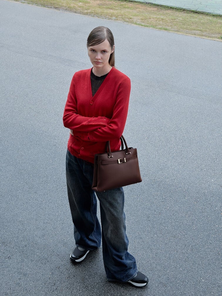 Red Cardigan with Wide Leg Jeans and Sneakers Red Cardigan with Wide Leg Jeans and Sneakers — Trendy Uni Outfits