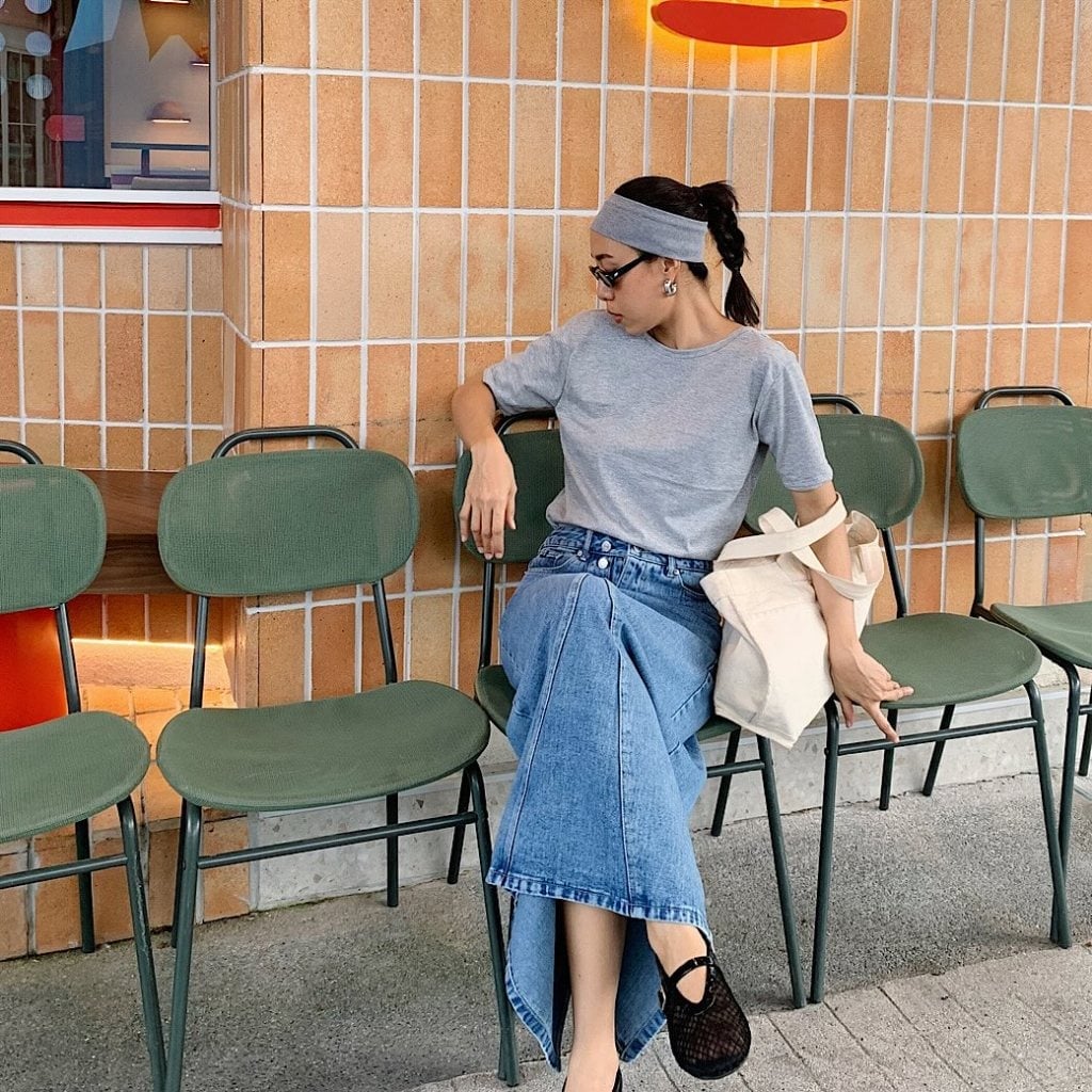 Denim Maxi Skirt with T-Shirt and Mesh Flats Denim Maxi Skirt with T-Shirt and Mesh Flats — Trendy Uni Outfits
