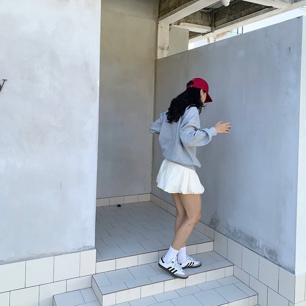 Sweatshirt and Pleated Skirt with Sneakers and Cap Sweatshirt and Pleated Skirt with Sneakers and Cap — Trendy Uni Outfits