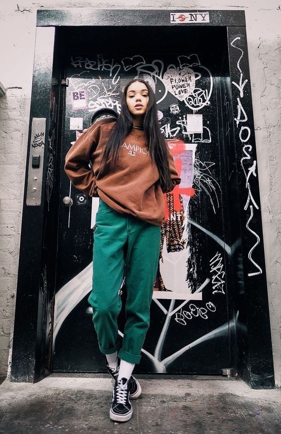 Oversized Sweatshirt and Green Pants with Checkered Vans Oversized Sweatshirt and Green Pants with Checkered Vans — Trendy Vans Outfits