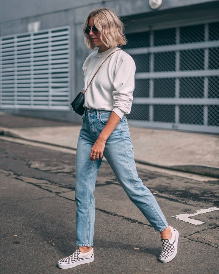 White Sweatshirt and Jeans with Checkerboard Vans White Sweatshirt and Jeans with Checkerboard Vans — Trendy Vans Outfits