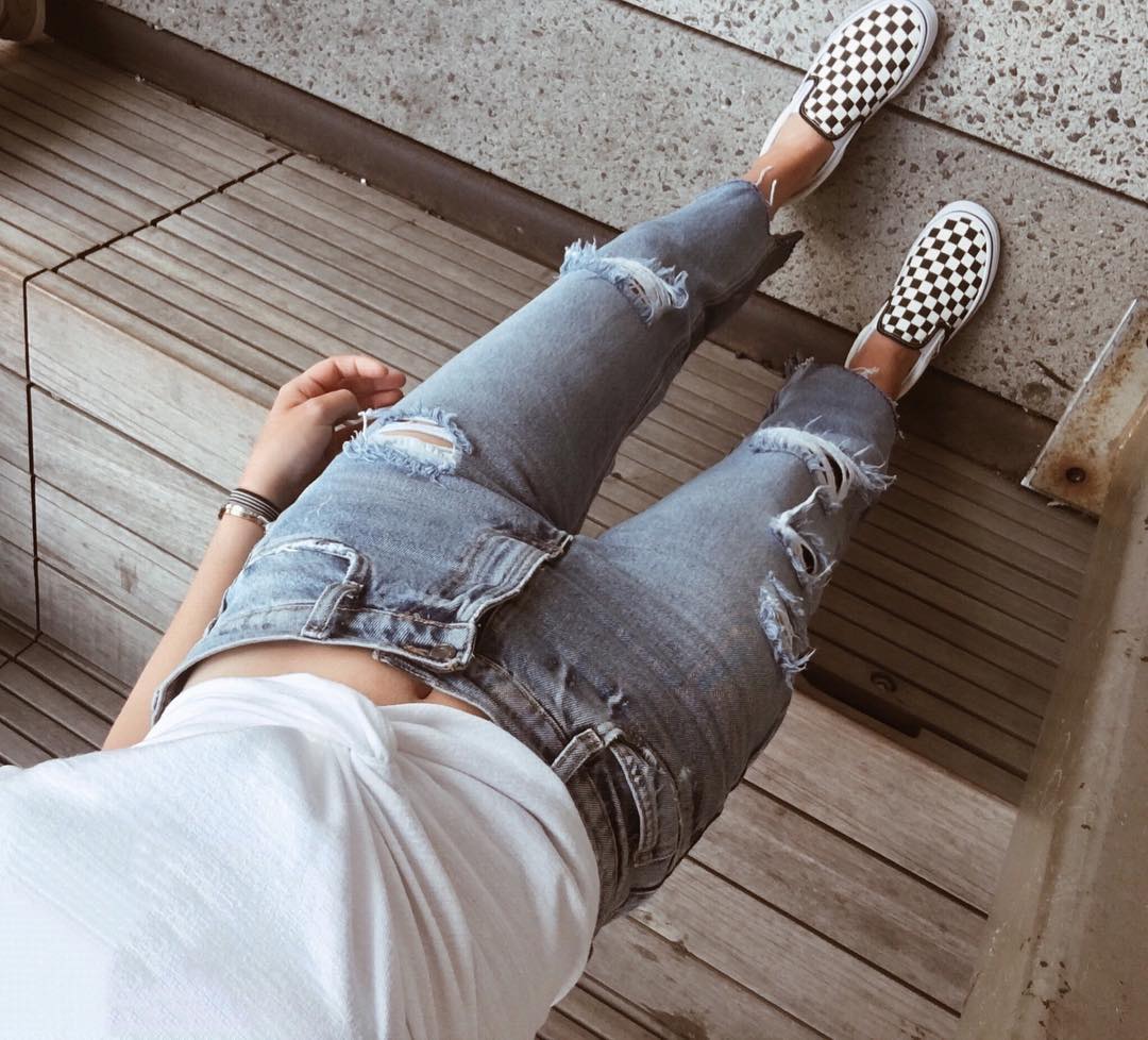 Ripped Jeans and Cropped T-Shirt with Checkerboard Vans Ripped Jeans and Cropped T-Shirt with Checkerboard Vans — Trendy Vans Outfits