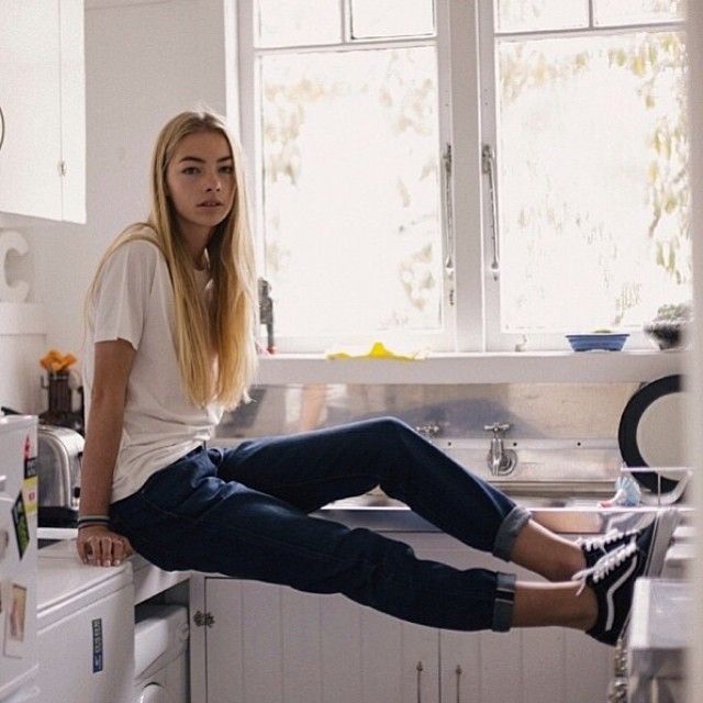 Relaxed Fit Jeans and White T-Shirt with Black and White Vans Relaxed Fit Jeans and White T-Shirt with Black and White Vans — Trendy Vans Outfits