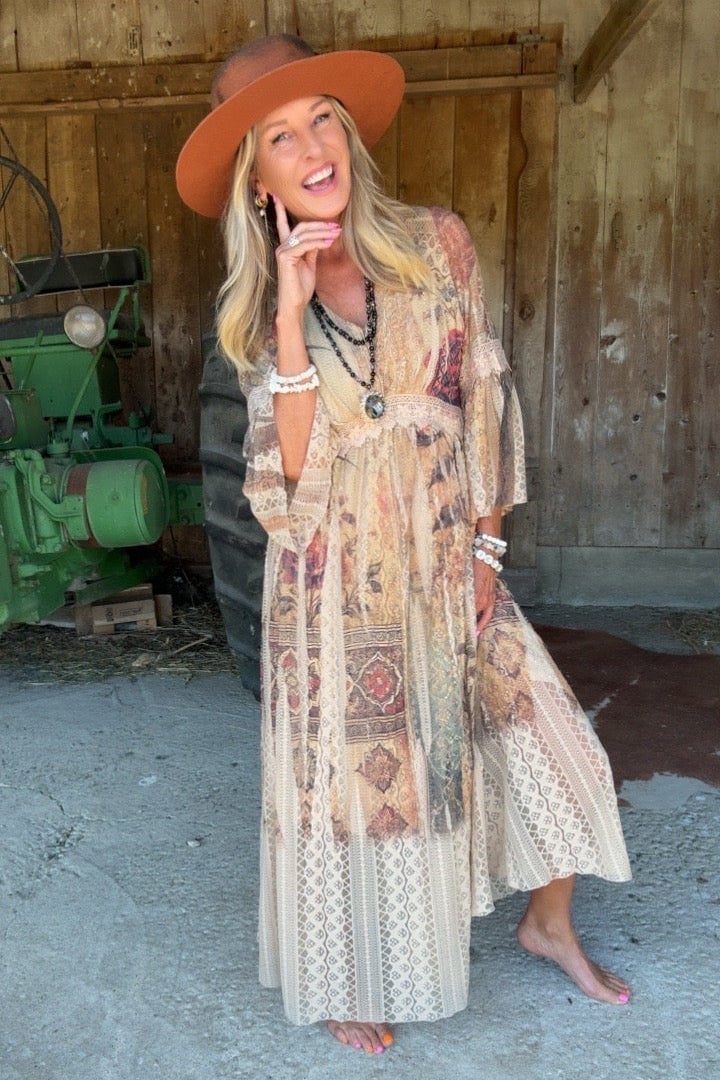 Bohemian Maxi Dress With Wide Brim Hat, Close-Up Take Bohemian Maxi Dress With Wide Brim Hat, Close-Up Take — Trendy Vintage Style