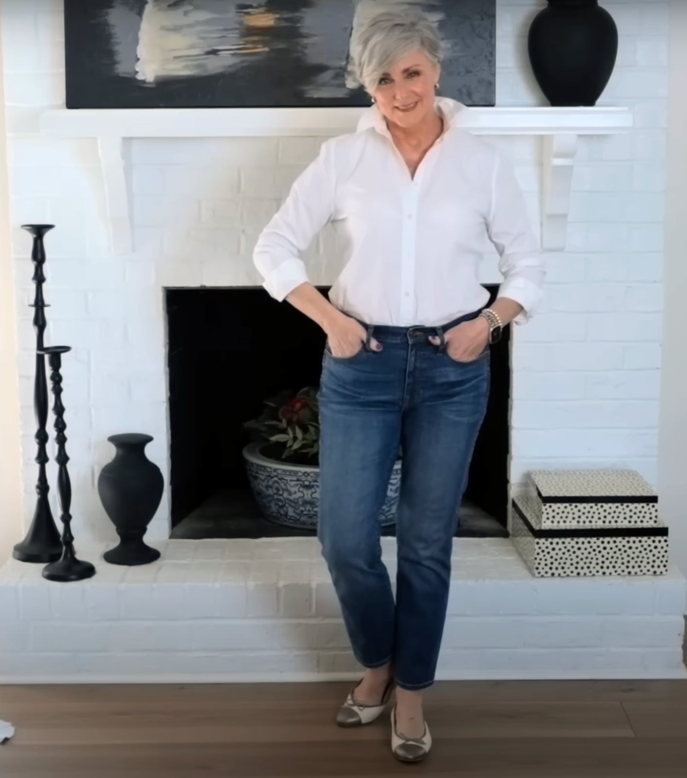 White Shirt With Rolled Sleeves And Straight Leg Jeans — Trendy White Shirt Outfits