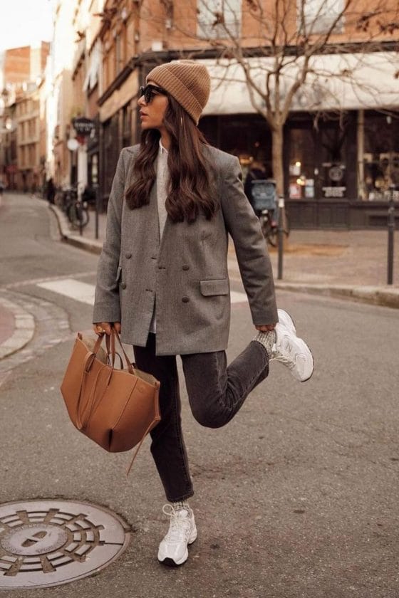 Oversized Gray Blazer and Black Jeans with White Sneakers Oversized Gray Blazer and Black Jeans with White Sneakers — Trendy White Sneakers Outfits