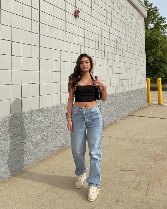 Black Crop Top and Wide-Leg Jeans with White Sneakers Black Crop Top and Wide-Leg Jeans with White Sneakers — Trendy White Sneakers Outfits
