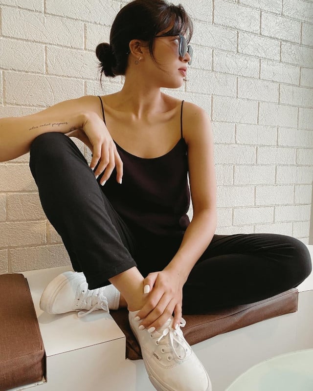 Black Pants and Spaghetti Strap Top with White Sneakers Black Pants and Spaghetti Strap Top with White Sneakers — Trendy White Sneakers Outfits
