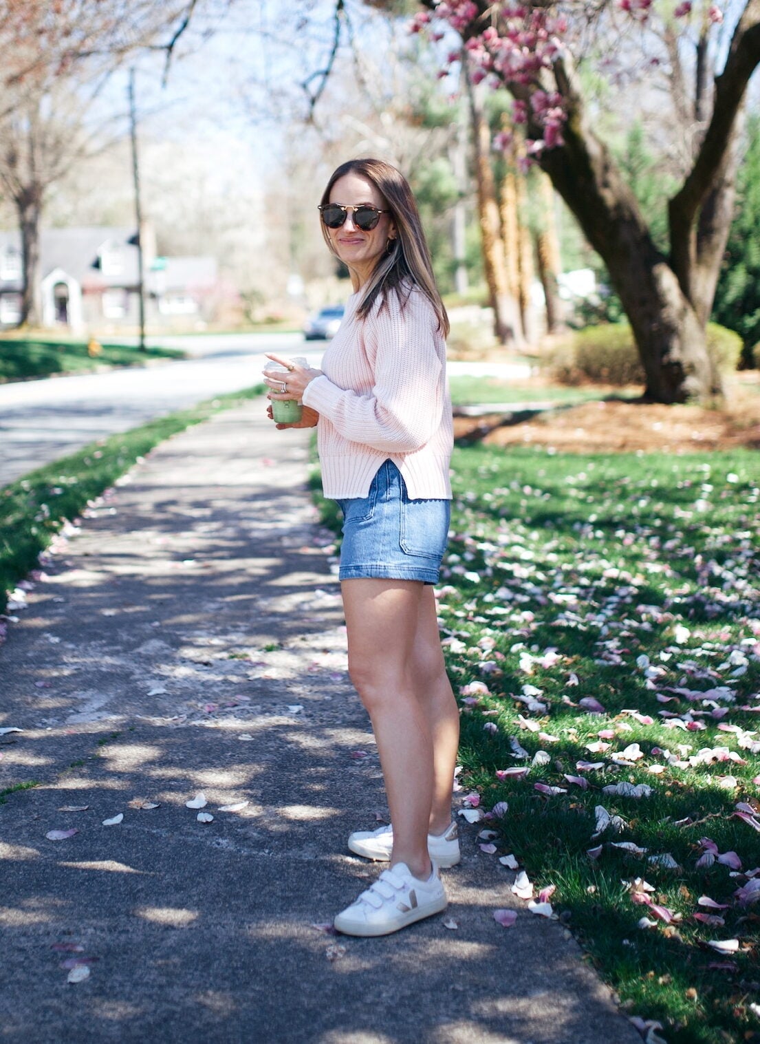 Pink Knit Sweater and Denim Shorts with White Sneakers Pink Knit Sweater and Denim Shorts with White Sneakers — Trendy White Sneakers Outfits