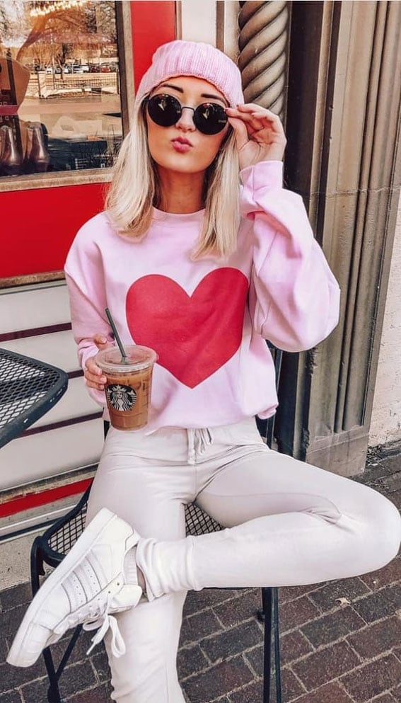 Pink Graphic Sweatshirt and White Pants with White Sneakers Pink Graphic Sweatshirt and White Pants with White Sneakers — Trendy White Sneakers Outfits