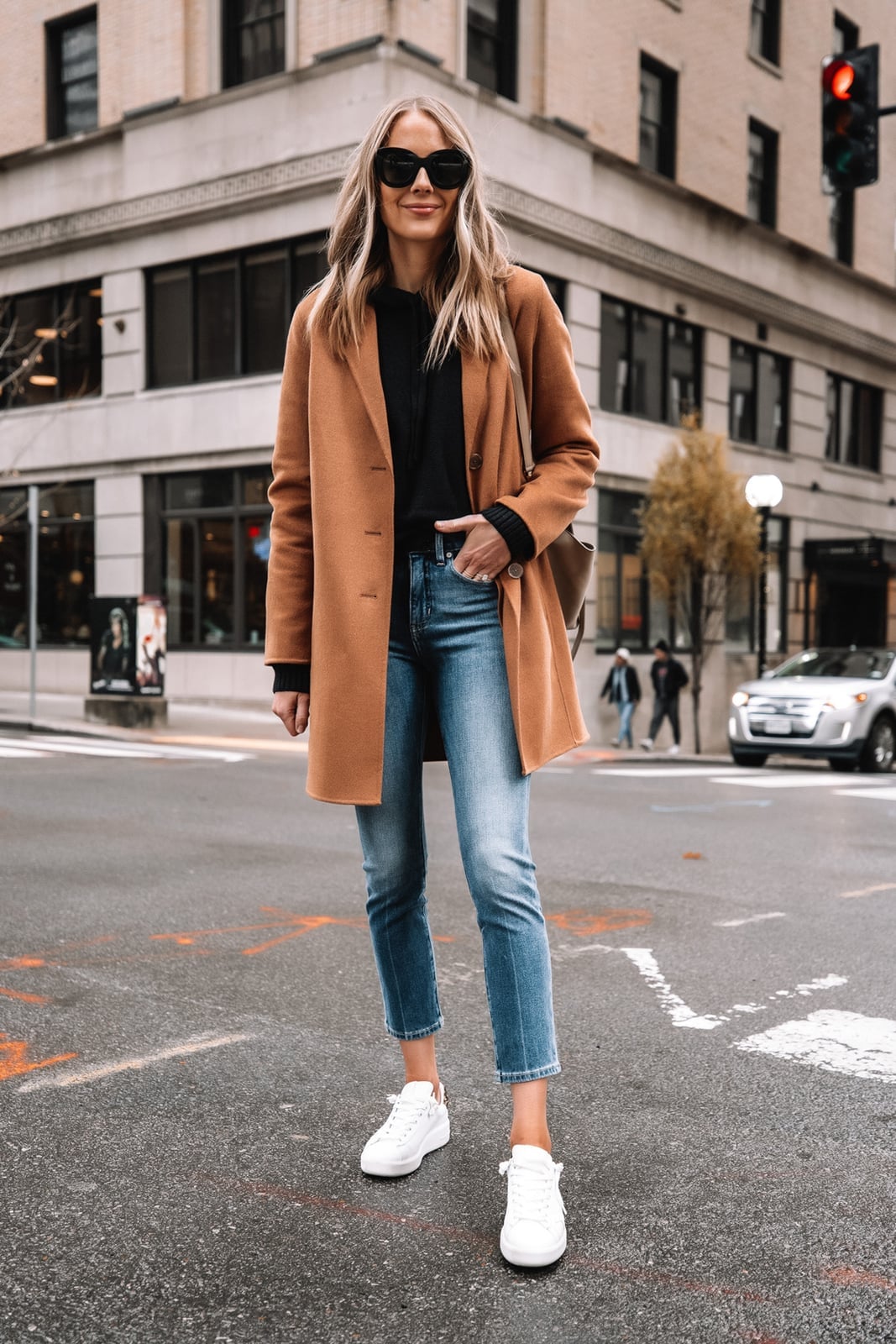Tan Coat and Blue Jeans with White Sneakers Tan Coat and Blue Jeans with White Sneakers — Trendy White Sneakers Outfits