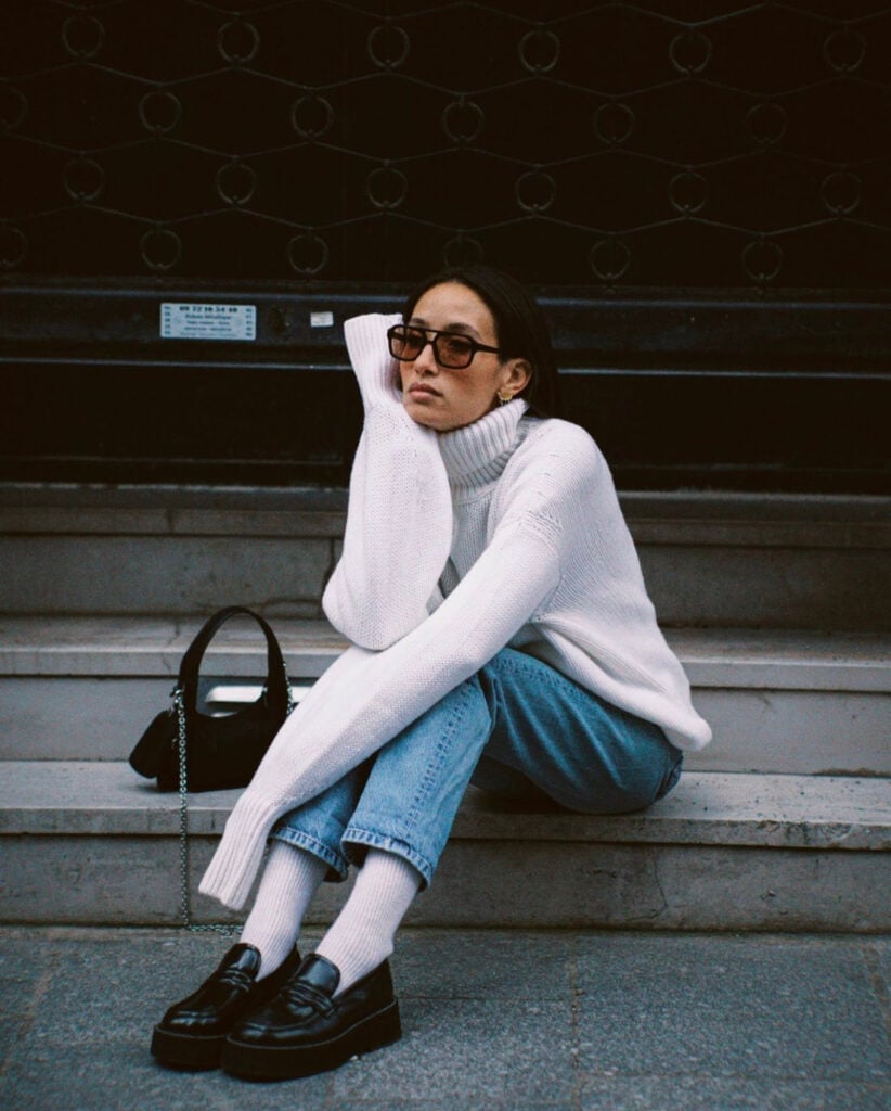 Oversized White Knit Turtleneck With Blue Jeans Oversized White Knit Turtleneck With Blue Jeans — Trendy White Sweater Outfit