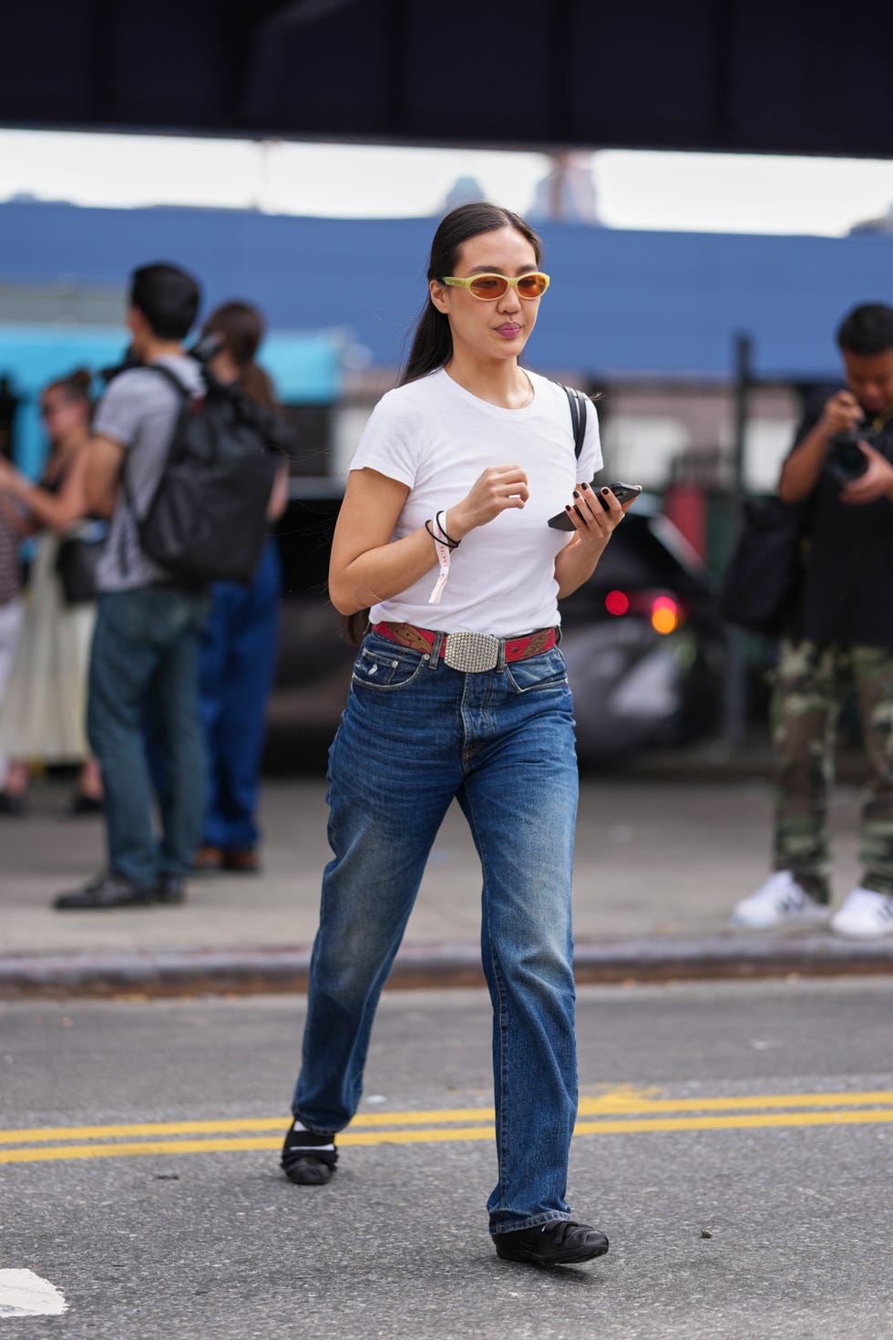 White Tee With Embellished Belt And Black Sneakers White Tee With Embellished Belt And Black Sneakers — Trendy White Tee Outfits