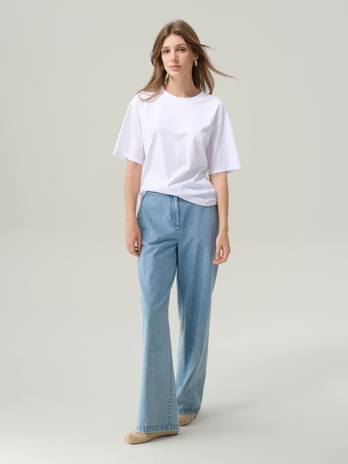 Oversized White Tee With Wide Leg Jeans And Espadrilles Oversized White Tee With Wide Leg Jeans And Espadrilles — Trendy White Tee Outfits
