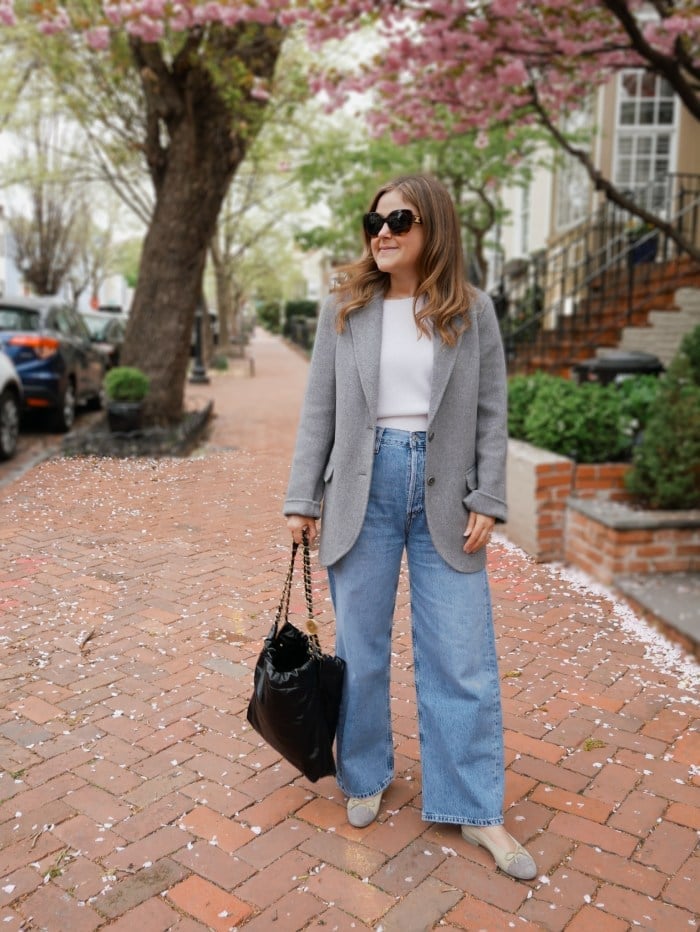 White Tee With Gray Blazer And Wide Leg Jeans White Tee With Gray Blazer And Wide Leg Jeans — Trendy White Tee Outfits