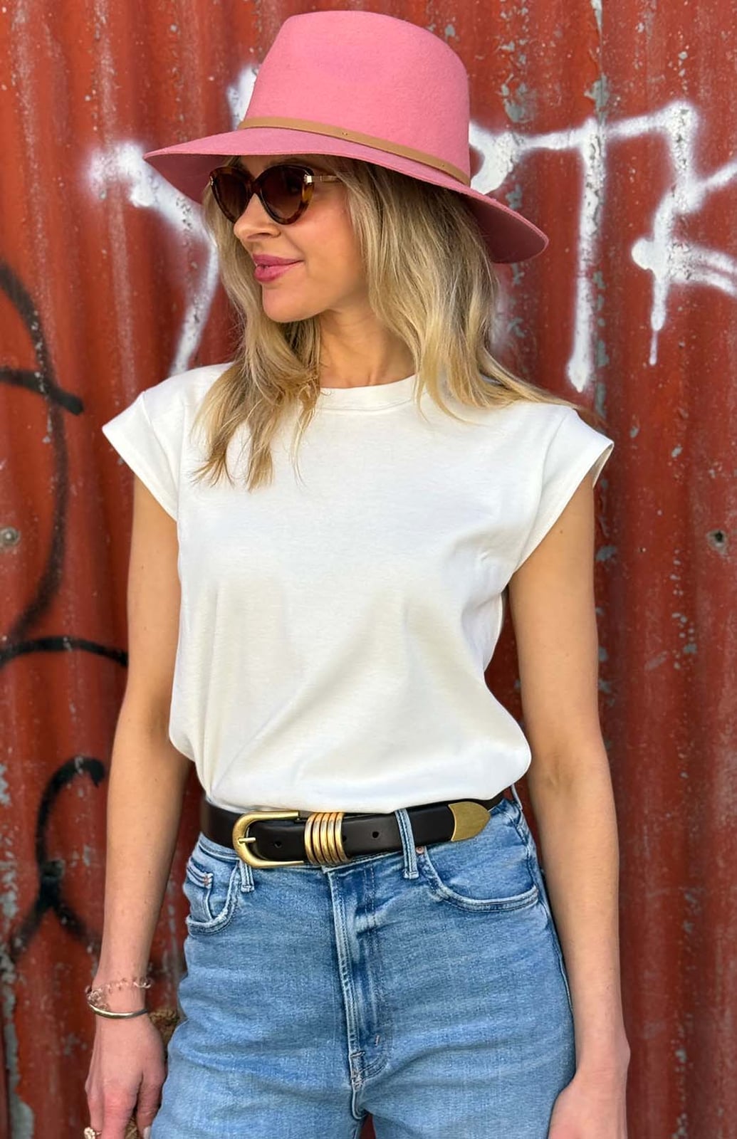 White Tee With Padded Shoulders And Black Belt White Tee With Padded Shoulders And Black Belt — Trendy White Tee Outfits