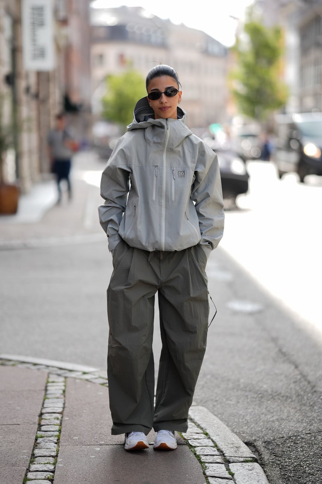 Oversized Gray Windbreaker with Baggy Pants — Trendy Windbreaker Outfits