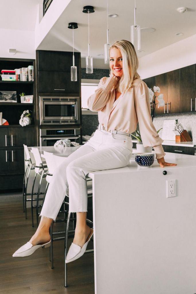 Voluminous Sleeve Blouse with White Jeans and Relaxed Fit Voluminous Sleeve Blouse with White Jeans and Relaxed Fit — Trendy Work From Home Outfits