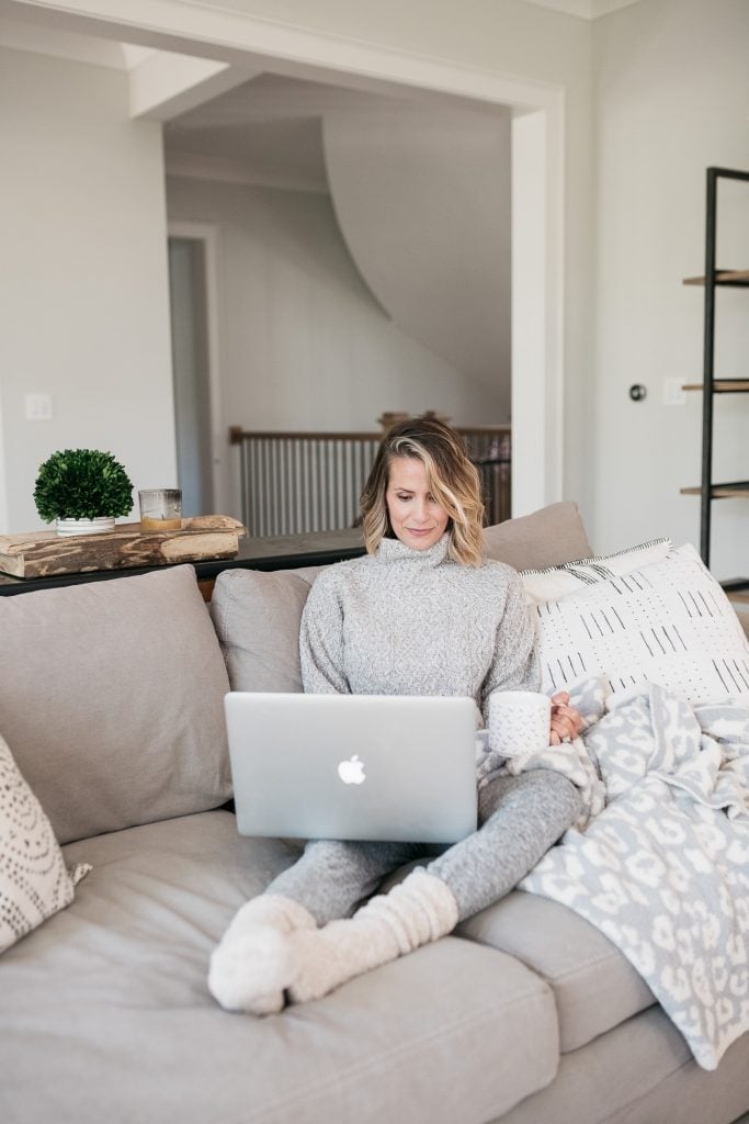 Cozy Gray Knit Set for Relaxed Work With Fluffy Slippers Cozy Gray Knit Set for Relaxed Work With Fluffy Slippers — Trendy Work From Home Outfits