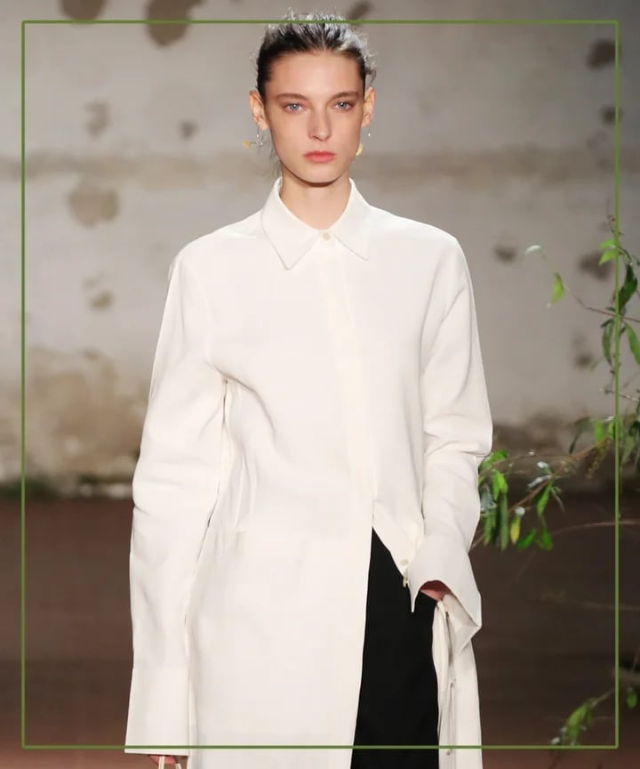 Oversized White Shirt with Black Trousers Oversized White Shirt with Black Trousers — Trendy Work Outfits Women Office