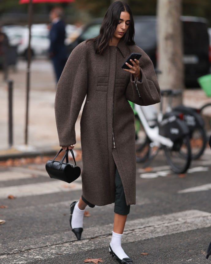 Oversized Brown Coat Over Dark Cropped Pants Oversized Brown Coat Over Dark Cropped Pants — Trendy Work Outfits Women Office