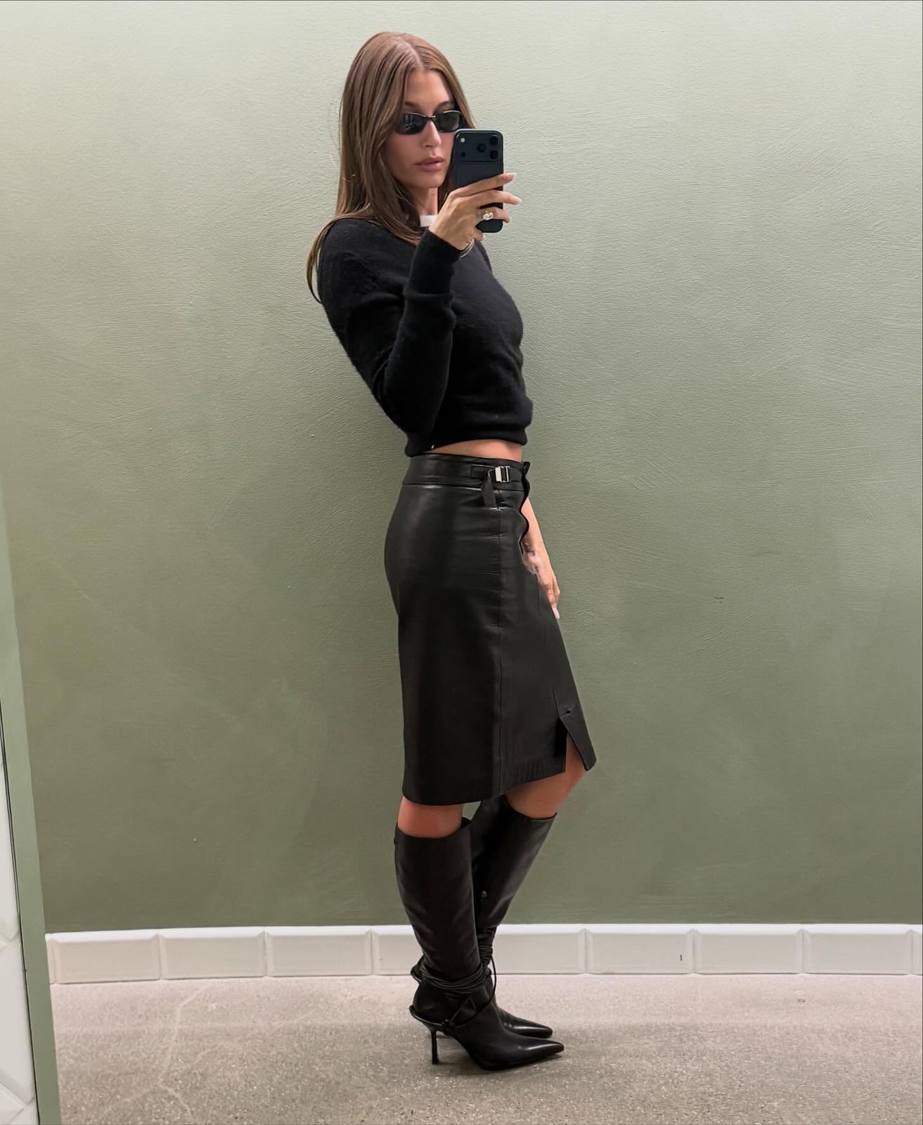 Black Knit Sweater and Leather Pencil Skirt Black Knit Sweater and Leather Pencil Skirt — Trendy Work Outfits Women Office
