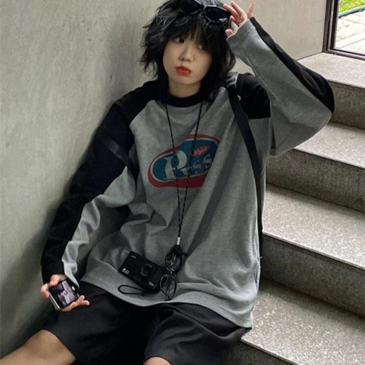 Oversized Graphic T-Shirt with Black Shorts and Crossbody Bag Oversized Graphic T-Shirt with Black Shorts and Crossbody Bag — Trendy Y2K Style