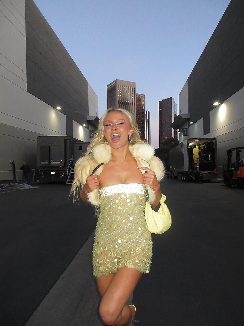 Yellow Sequined Dress with Faux Fur Bolero, Close-Up Take Yellow Sequined Dress with Faux Fur Bolero, Close-Up Take — Trendy Zara Larsson Outfits