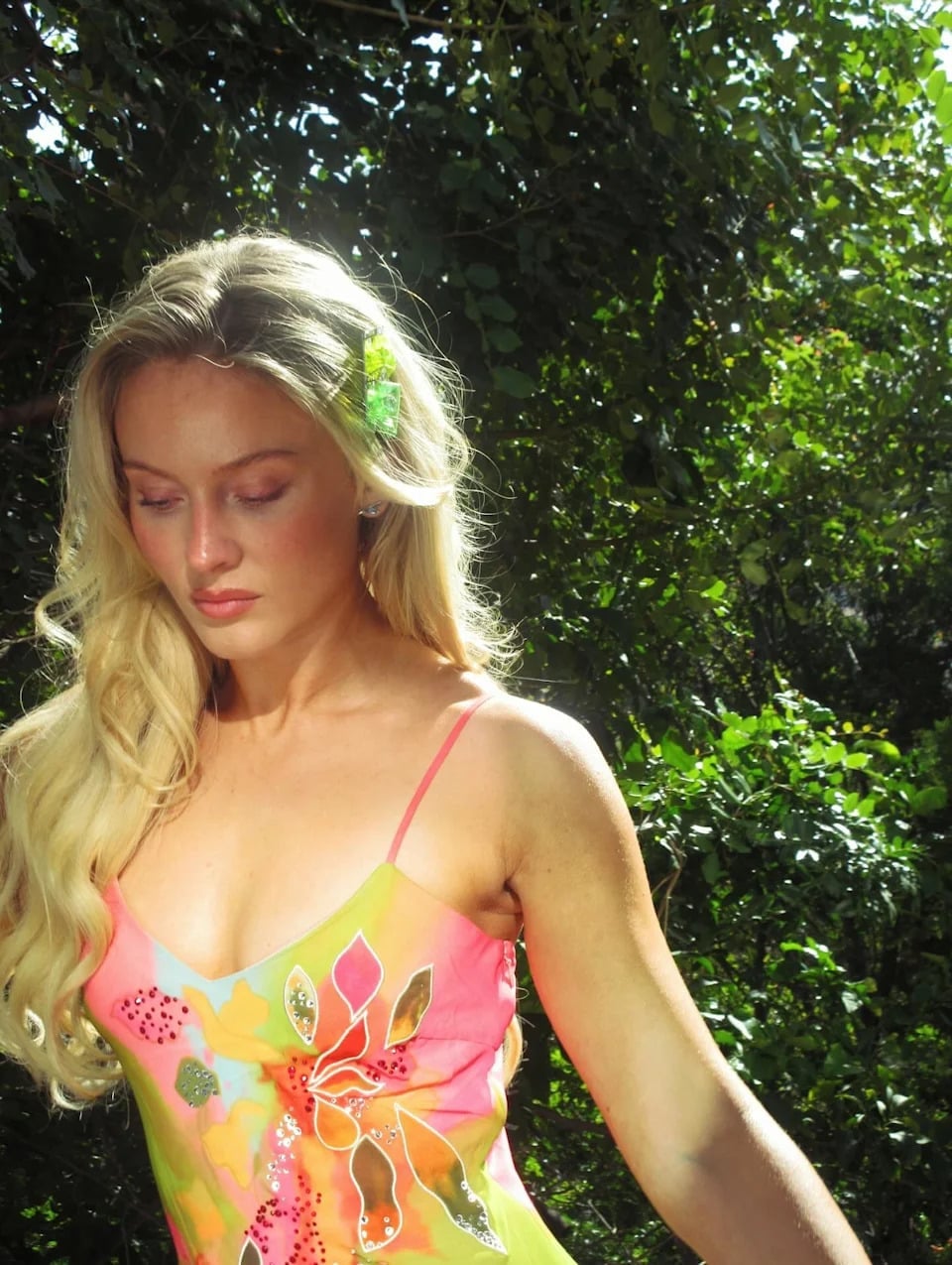 Vibrant Floral Print Dress with Butterfly Clip Vibrant Floral Print Dress with Butterfly Clip — Trendy Zara Larsson Outfits