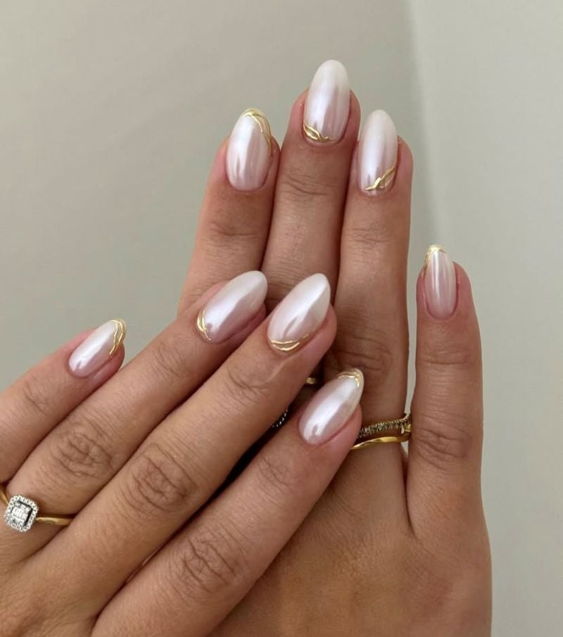 Pearlescent Chrome Medium Oval Nails — Unique Engagement Nails